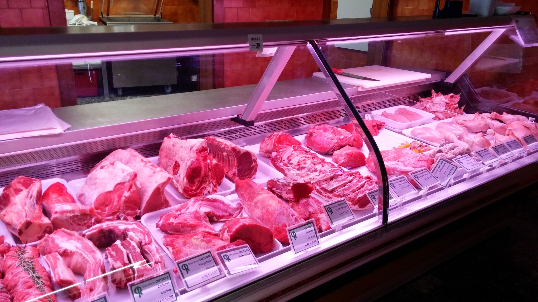 Il banco delle carni fresche nella Macelleria Cantoni