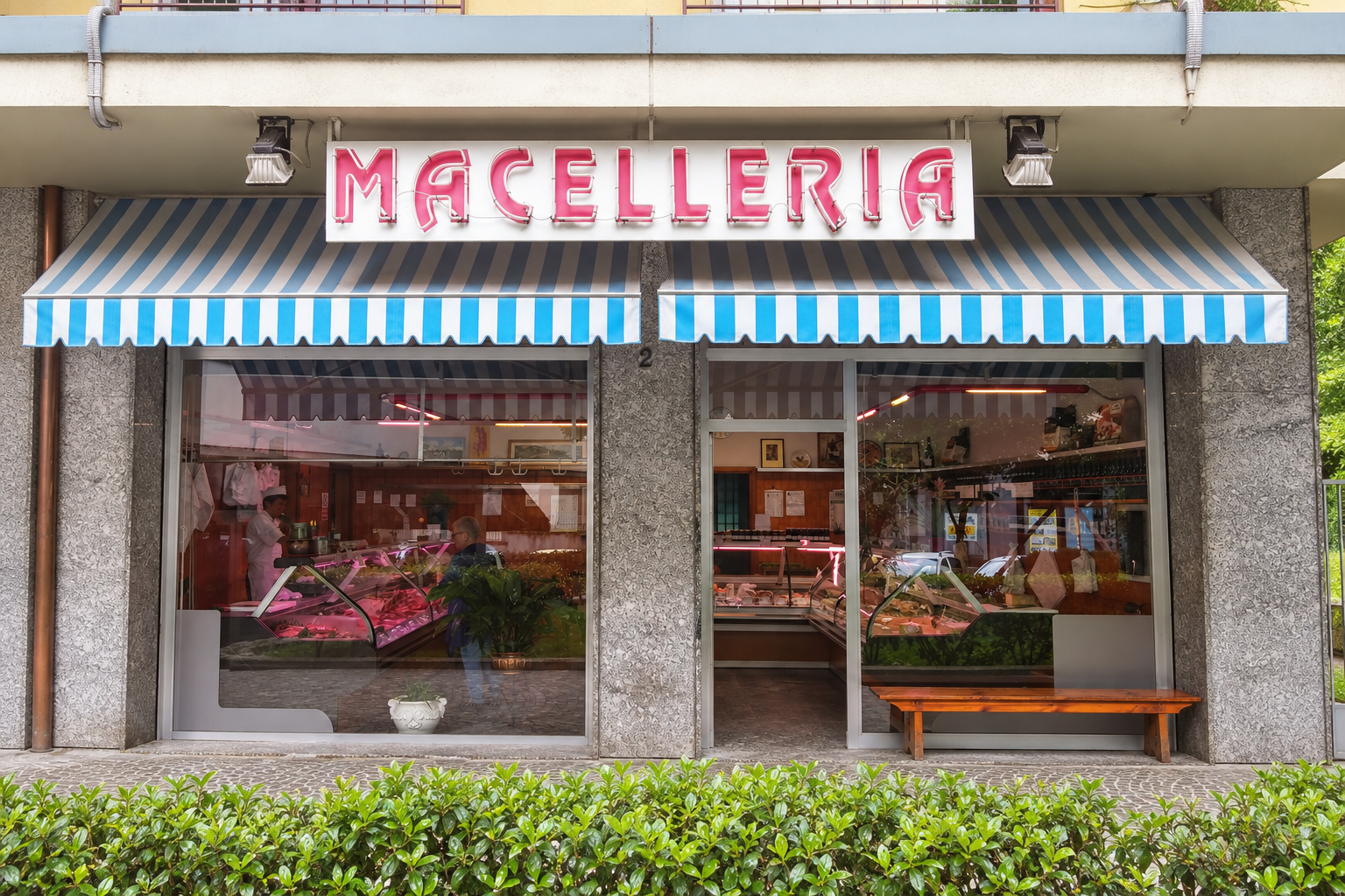 La facciata della Macelleria Cantoni con insegna completa, vetrine e ingresso