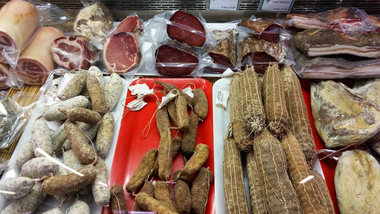 Dettaglio dei salumi esposti nella bottega