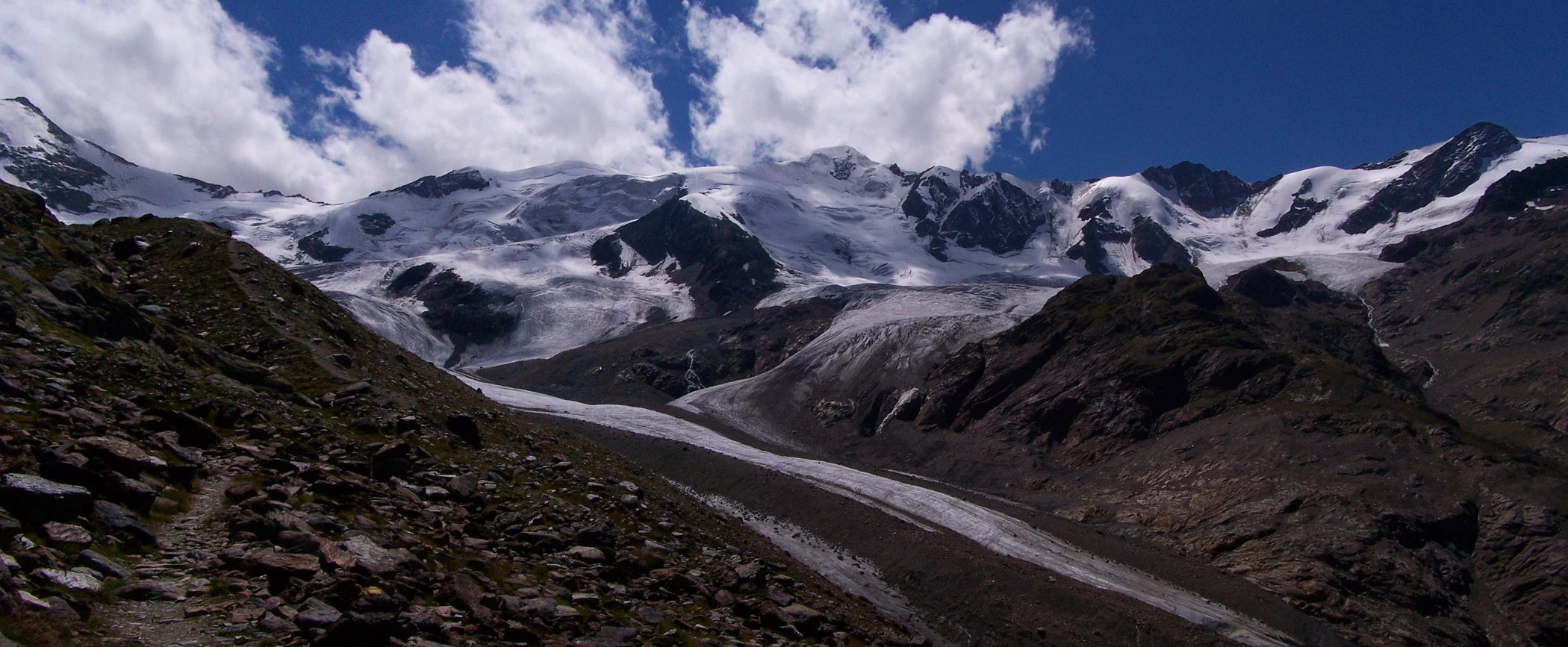 Panorama alpino del ghiacciaio dei Forni in Valtellina